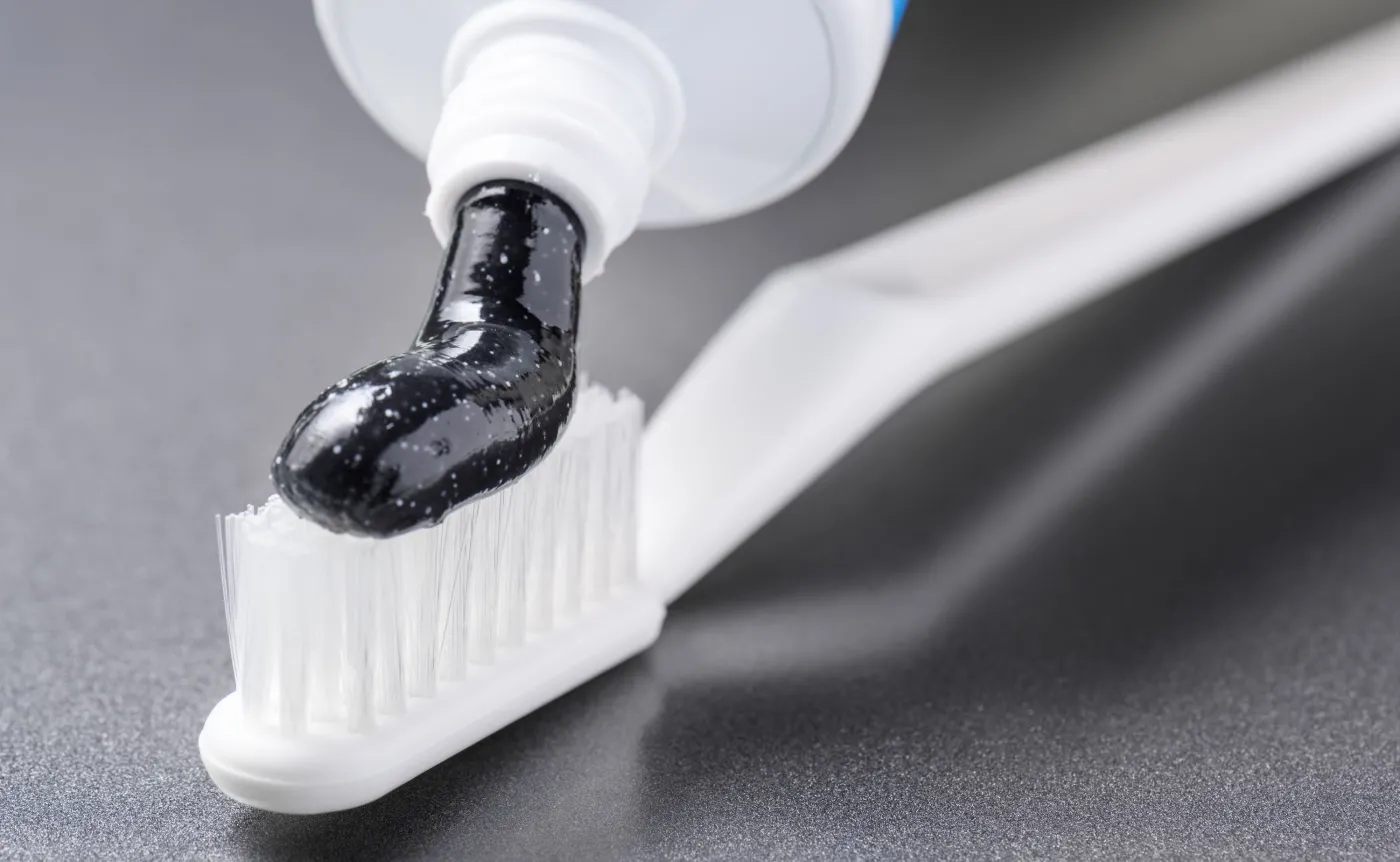 Czarna pasta na białe zęby – czy węgiel aktywny naprawdę wybiela?