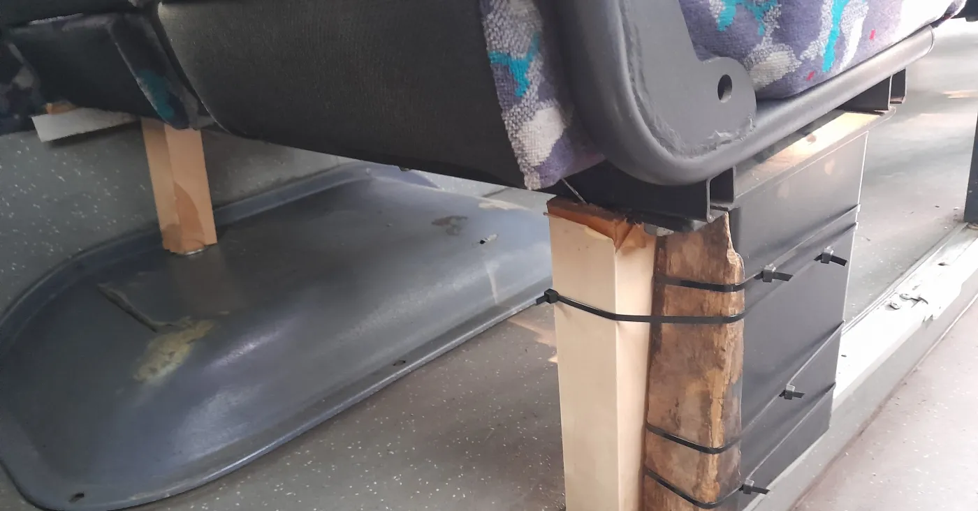 Szok. Autobus miał siedzenia na drewnianych klockach i trytytkach