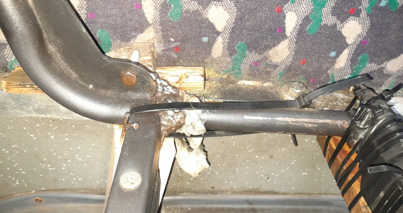 Autobus w Krakowie miał siedzenia na drewnianych klockach
