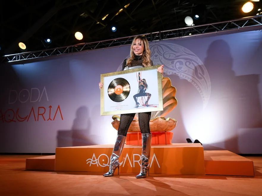 Wąziuteńkie paski tkaniny na piersiach i pośladkach i... to wszystko! Doda zaszalała ze stylizacją. FOTO