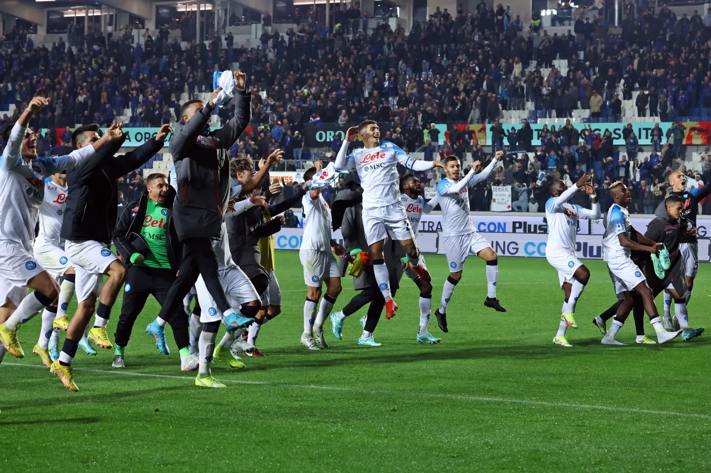 Asysta Zielińskiego w szlagierze Serie A. Napoli ucieka rywalom [WIDEO]