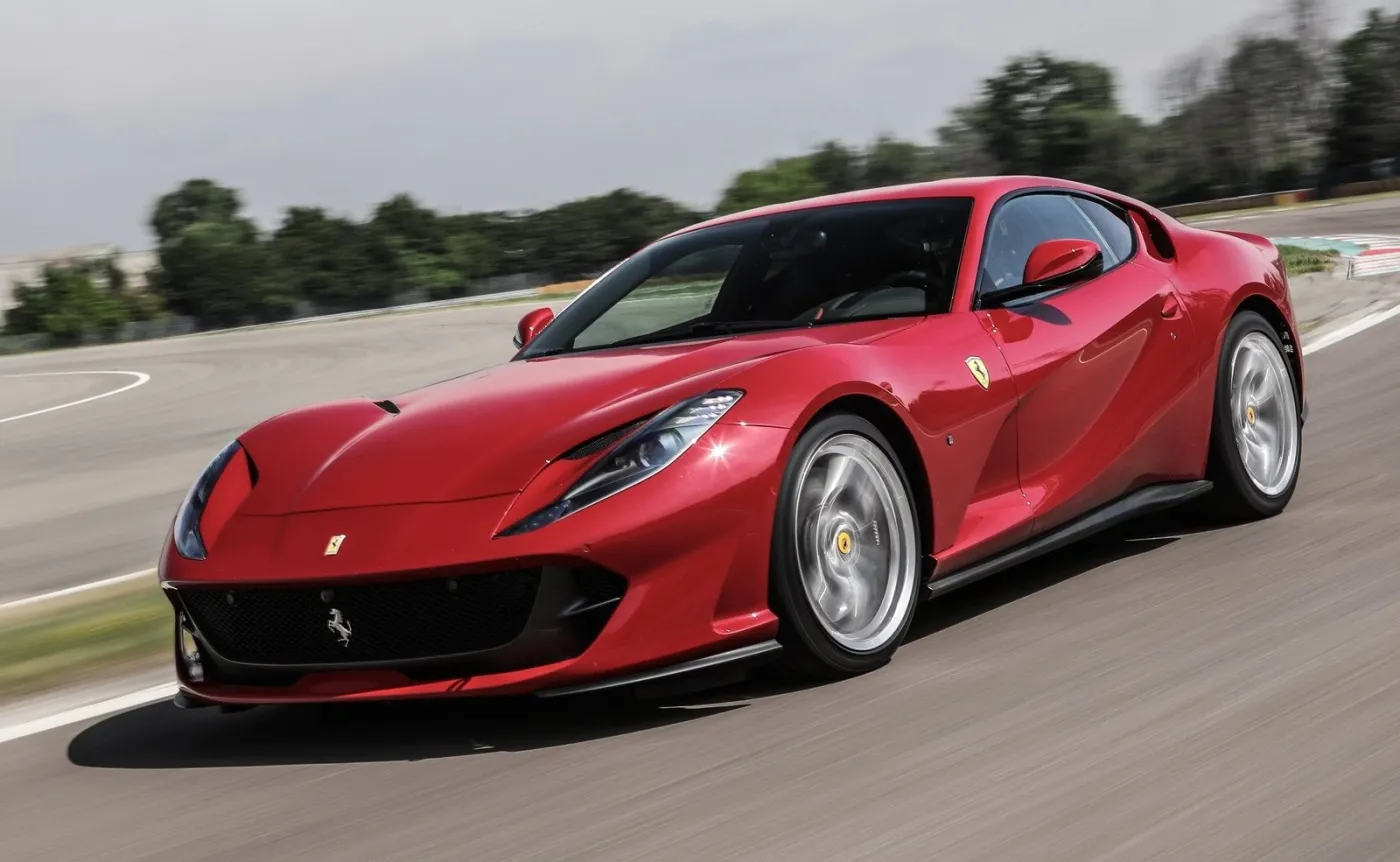 ferrari-812-superfast-37618672.jpg