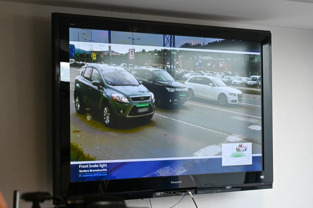 Już testują czwarte, zielone światło STOP. Montują je w przednim zderzaku
