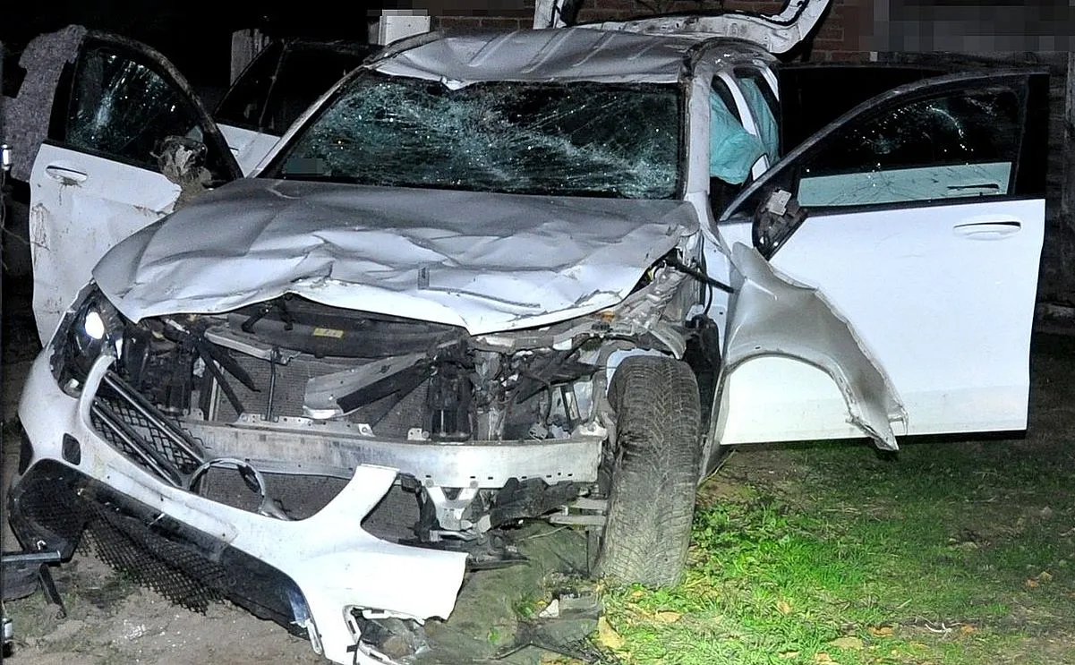 Miał tylko uprać tapicerkę. Z Mercedesa została miazga