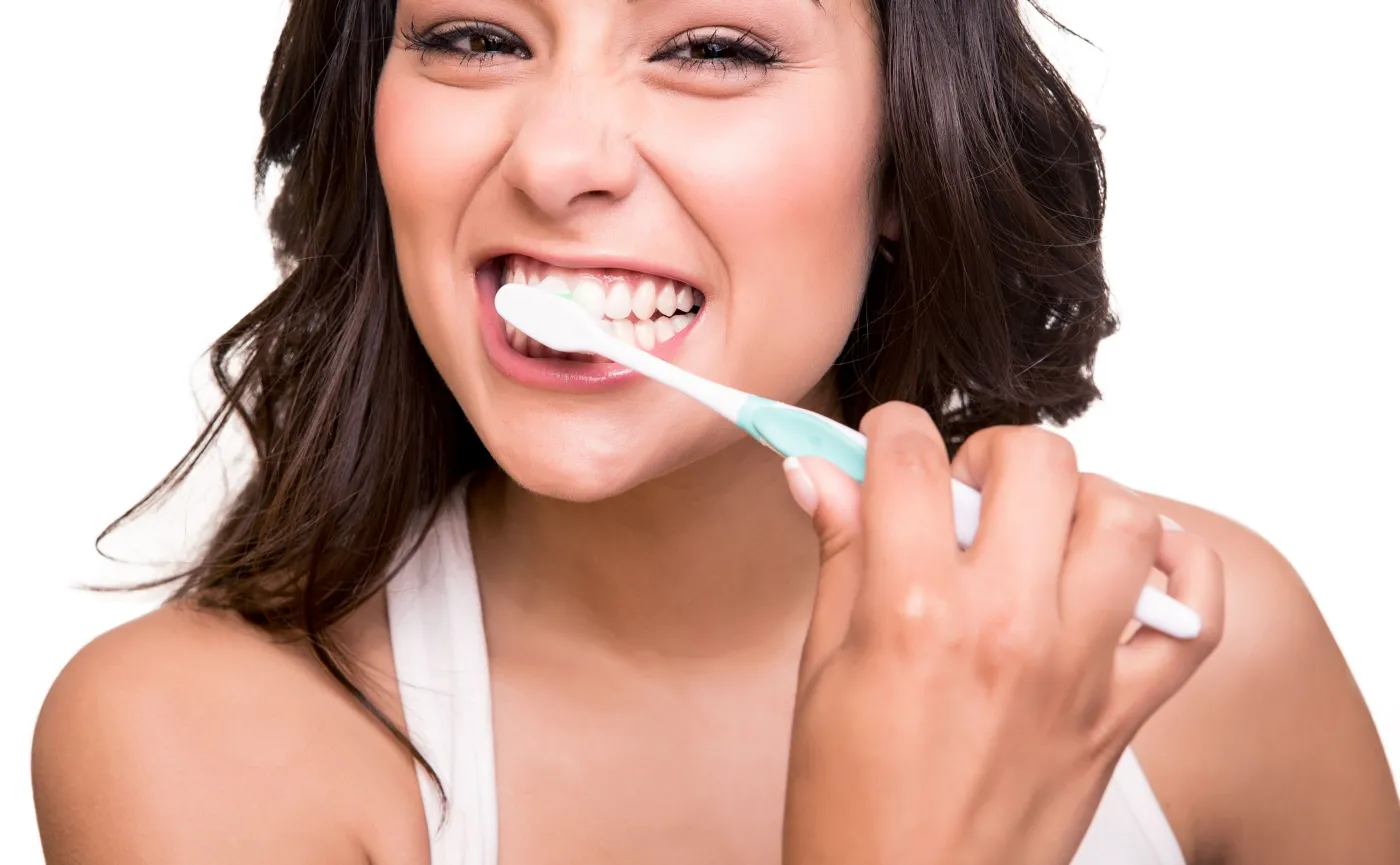 Soniczne szczoteczki do zębów. Warto inwestować kilkaset złotych? EKSPERCI odpowiadają