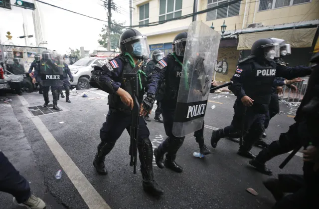 Szczytowi APEC 2022 w Tajlandii towarzyszą protesty. Są brutalnie pacyfikowane