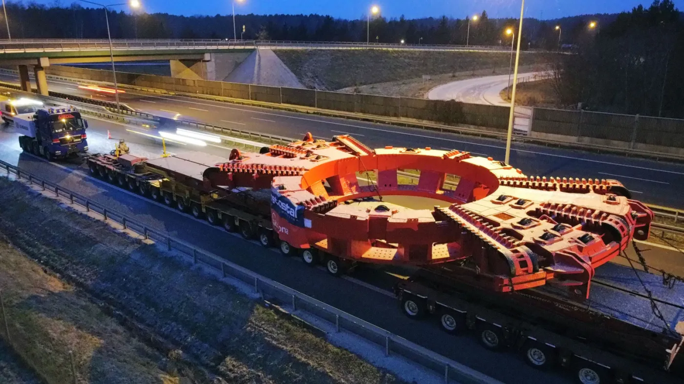 Transport tarczy TBM planowo dotarł na miejsce postoju w Jankach