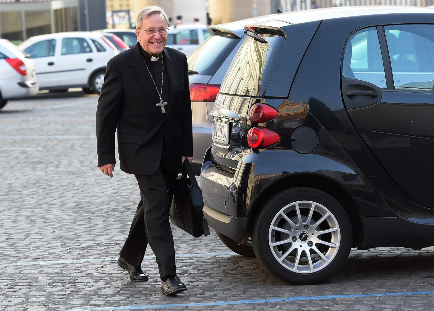 Niemiecki kardynał krytykuje sekretarza Benedykta XVI. "Lepiej byłoby milczeć"