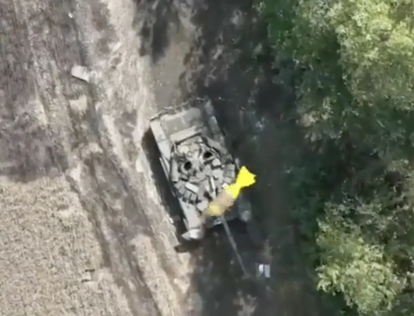 Ukraińscy operatorzy dronów to snajperzy. Wrzucili bombkę do rosyjskiego czołgu [WIDEO]