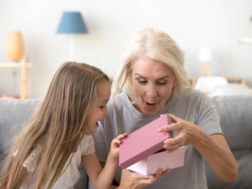 Coś lepszego niż kubek i poduszka? Oto prezenty, które mogą ucieszyć współczesne babcie i dziadków