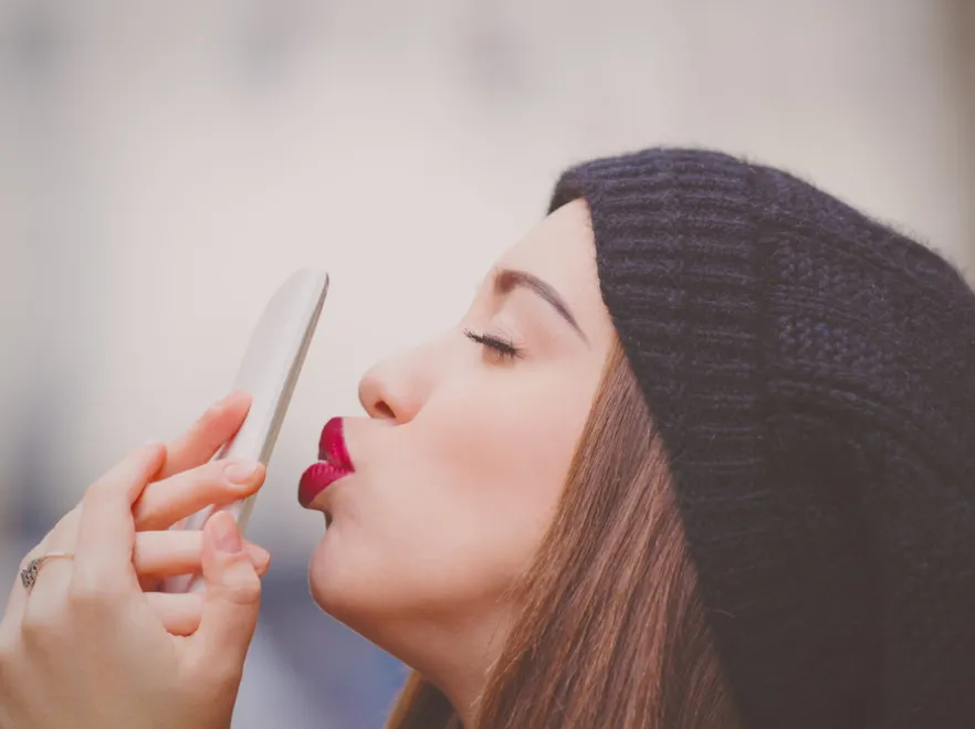 TAK wygląda miłość w czasach smartfonów. Ciekawe wyniki nowych badań