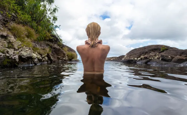 Pijane nastolatki kąpały się nago w jeziorze. "Chciały spełnić swoje marzenie"