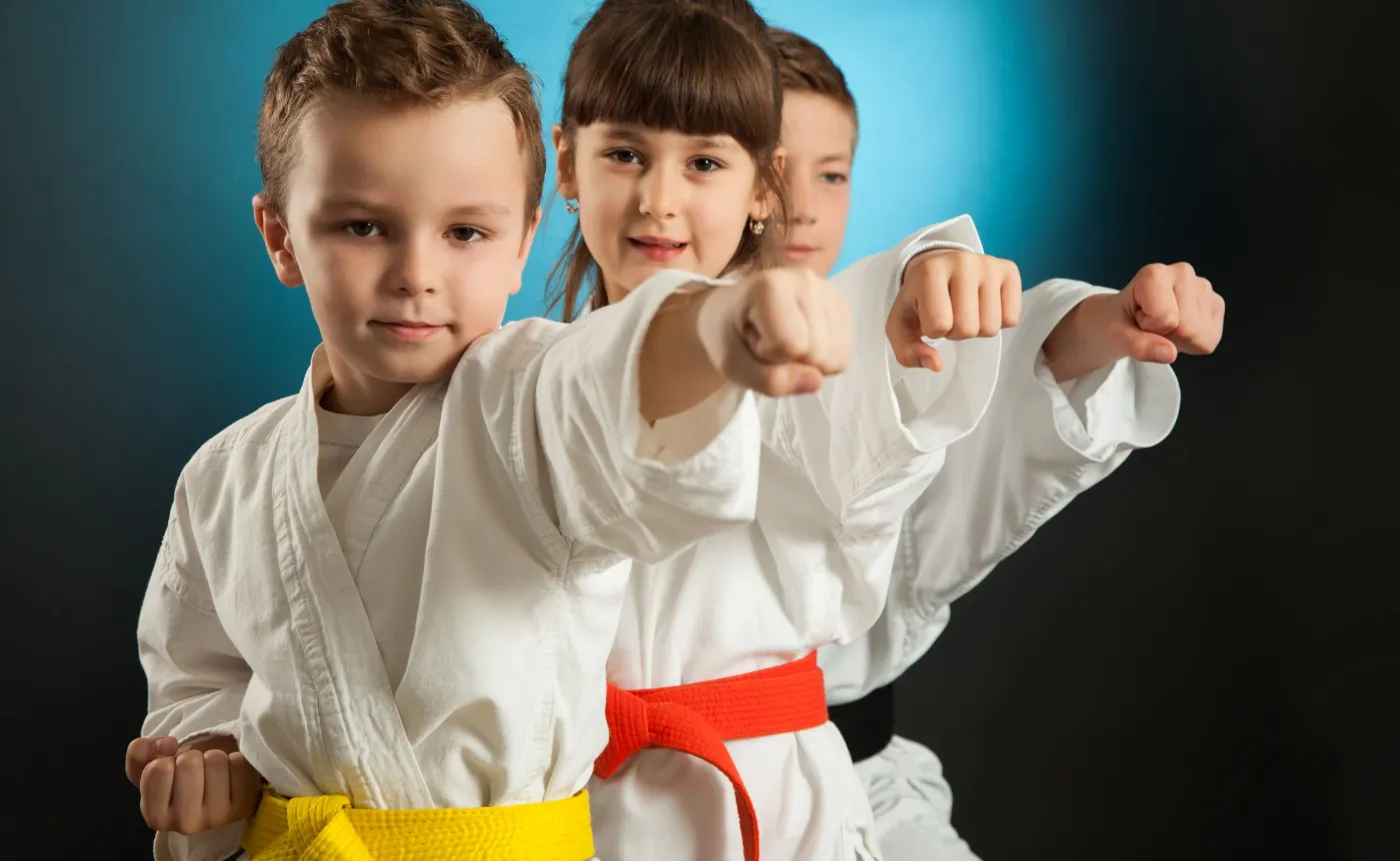 Dzieci ćwiczą karate