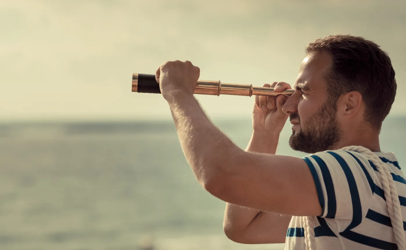 Mężczyzna obserwuje morze. Marynarz