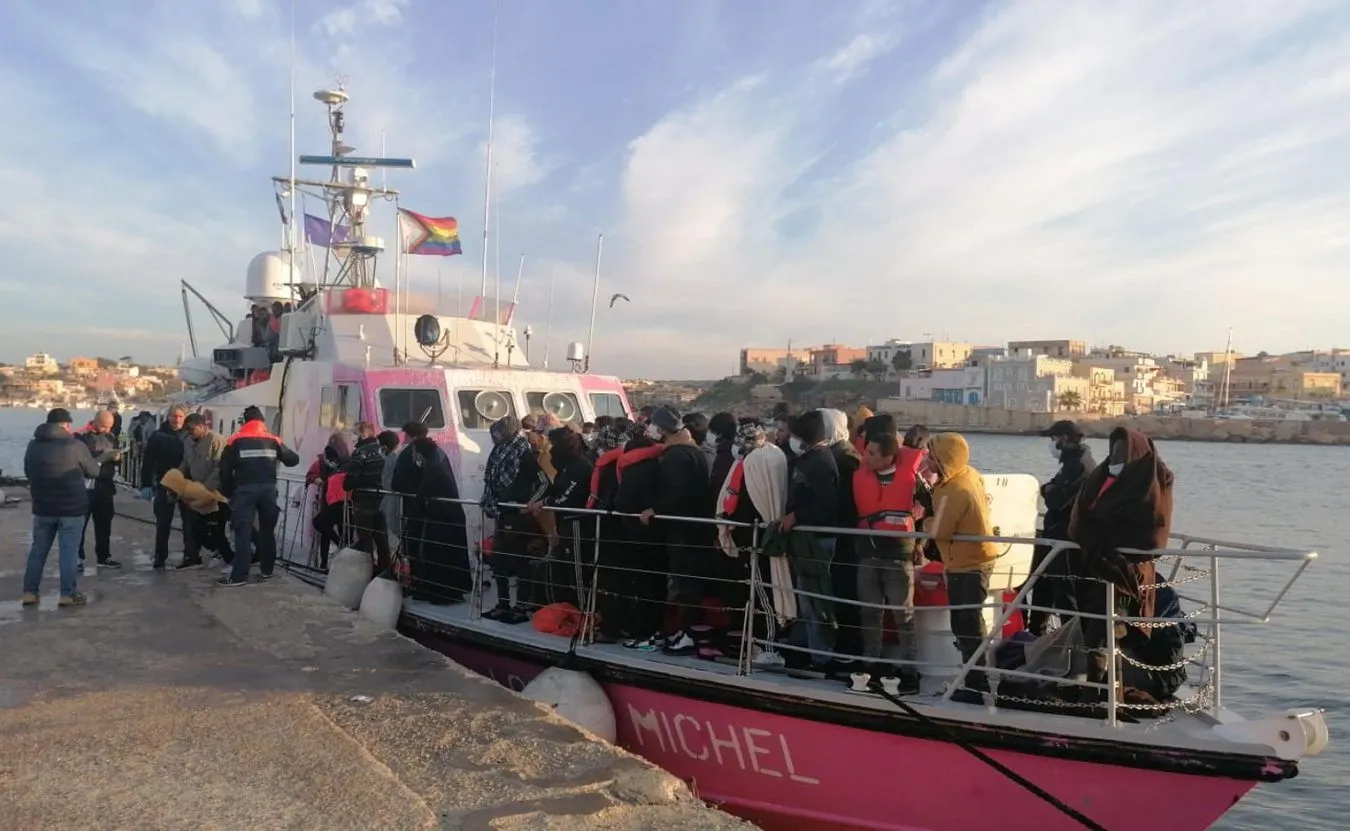 Statek od Banksy'ego zatrzymany na Lampedusie. "To jest niedopuszczalne”