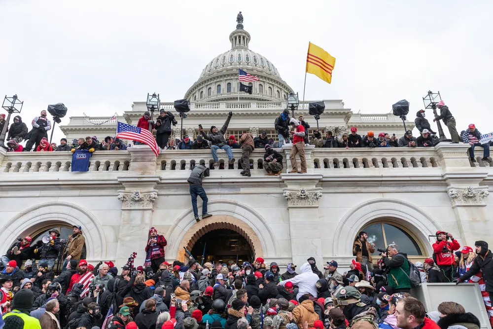 Wdarł się na Kapitol, zranił policjanta, przed sądem przepraszał. Wyrok: 7,5 roku