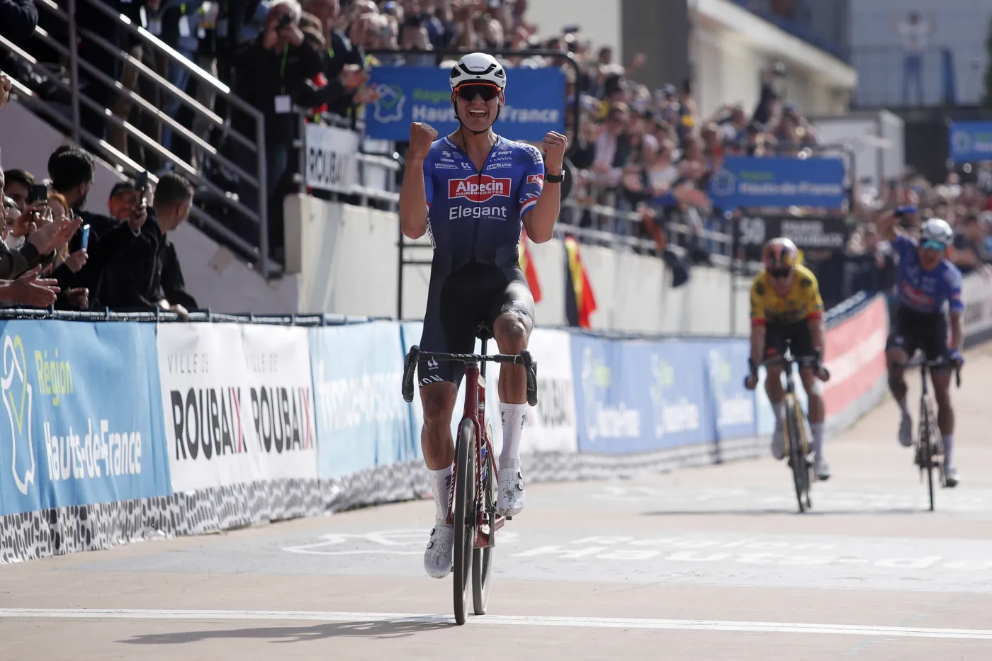 Mathieu van der Poel samotnie dojechał na metę wyścigu Paryż-Roubaix