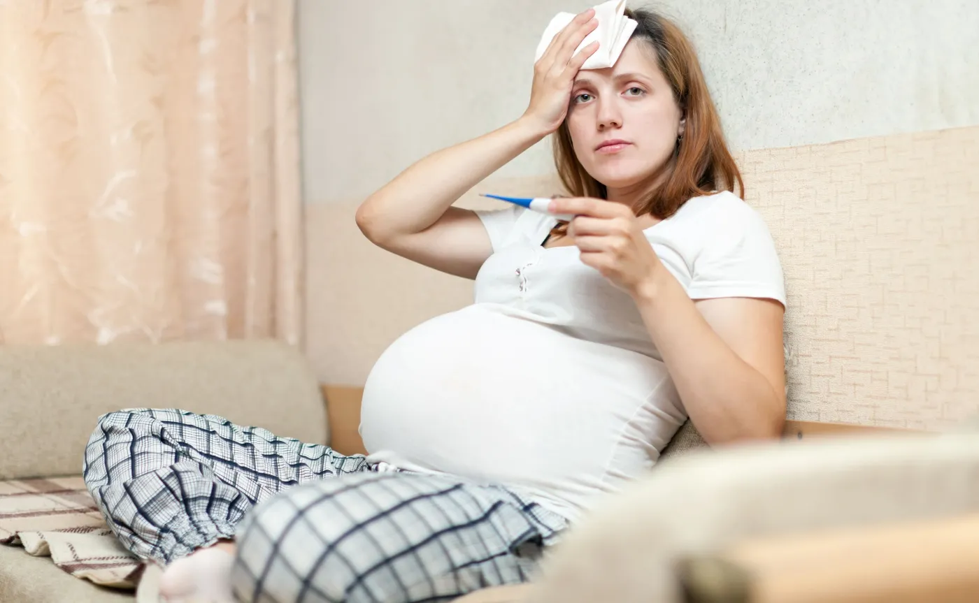 COVID-19 u ciężarnych kobiet może uszkadzać łożysko i zagrozić płodowi