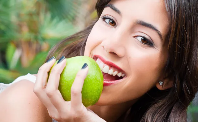 Jak dieta wpływa na nasza cerę? Co jeść, gdy mamy AZS, trądzik?