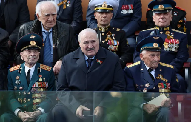 Tajemnica bandaża Łukaszenki. Nowe zdjęcie miało uciąć spekulacje, ale tylko je podsyciło...