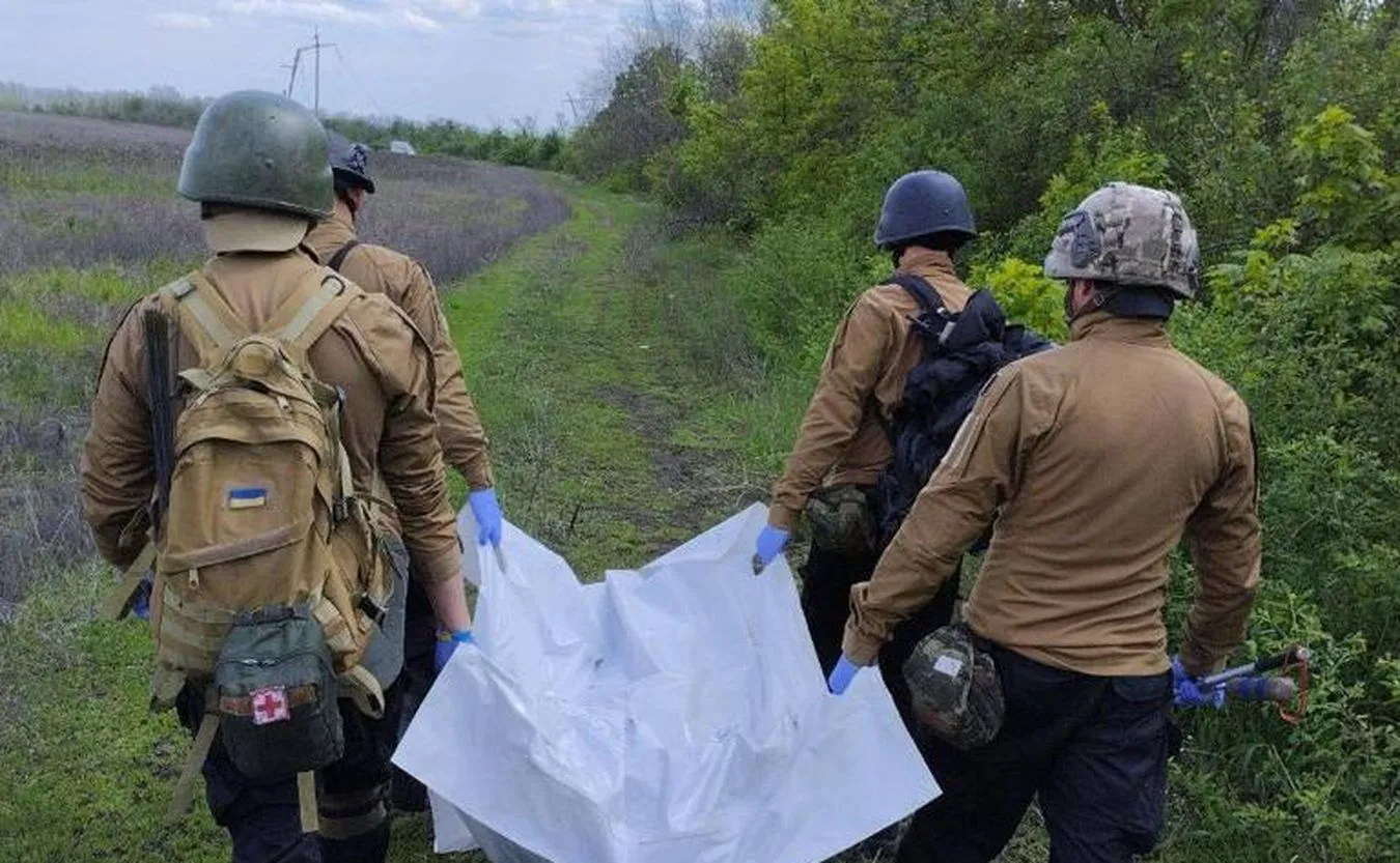 Krajobraz po okupacji. Na wyzwolonych terytoriach Ukraińcy odnajdują ciała osób zaginionych