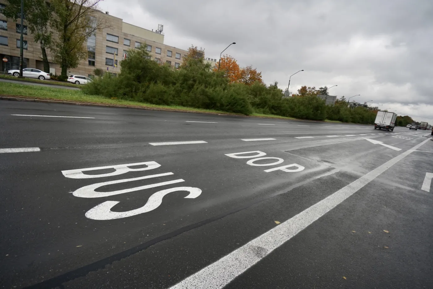 Tak Warszawa ograniczy ruch samochodów. Zwężone ulice i buspasy kosztem jezdni