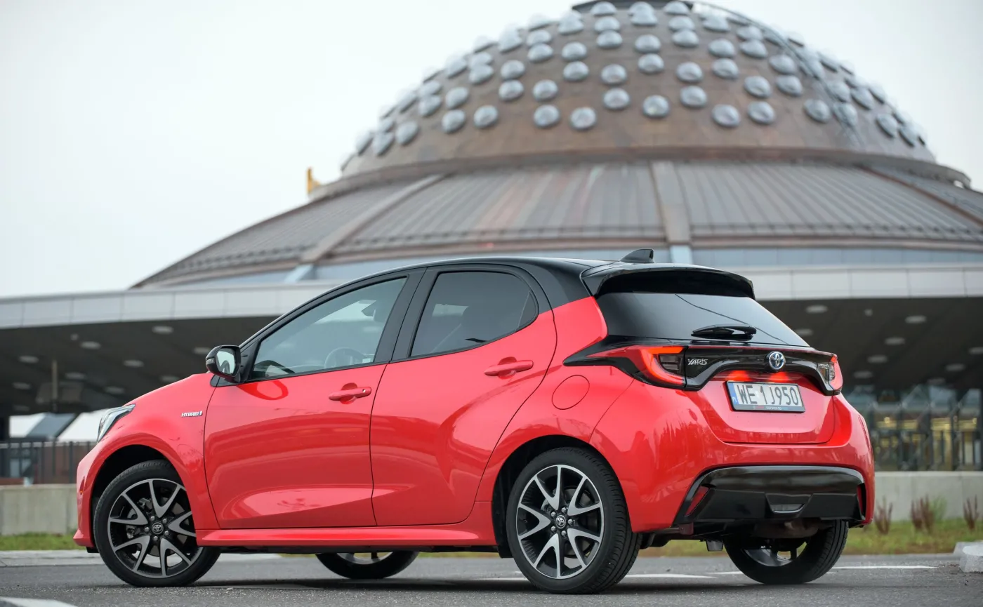 toyota-yaris-15-hybrid-29989215.jpg