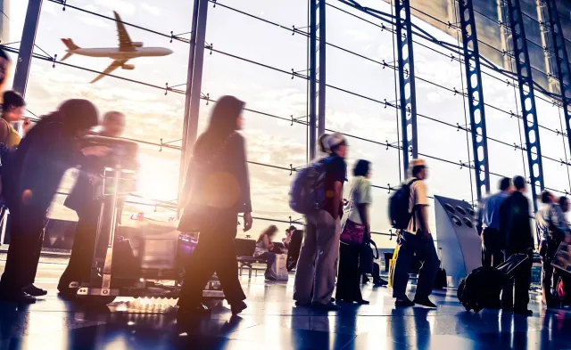 Awaria na lotniskach. Pasażerowie stoją w długich kolejkach