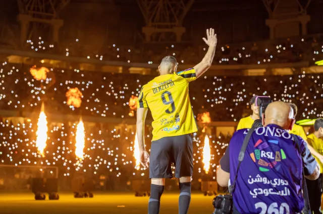 Karim Benzema oficjalnie powitany przez kibiców Al-Ittihad [FOTO]