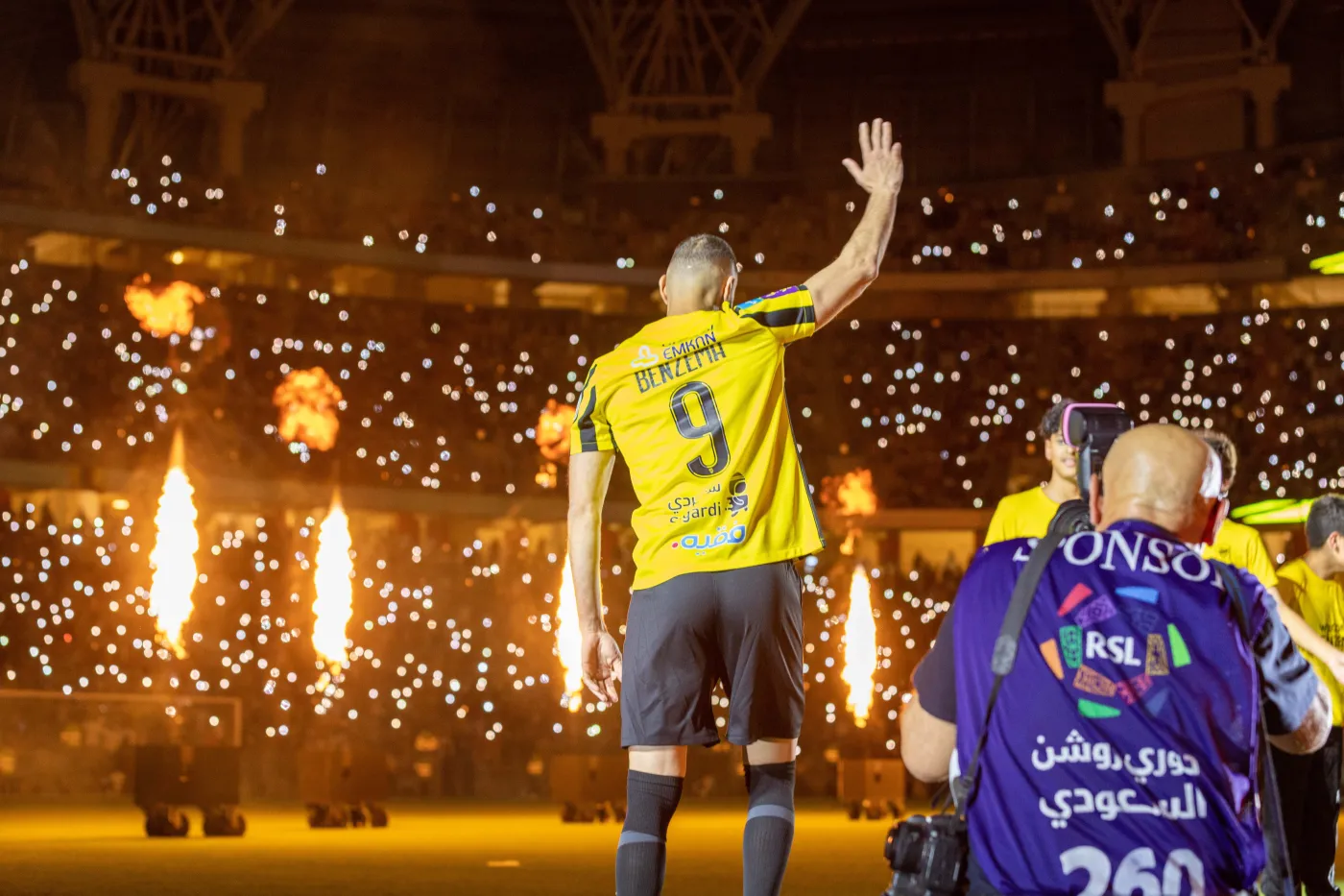 Karim Benzema oficjalnie powitany przez kibiców Al-Ittihad [FOTO]