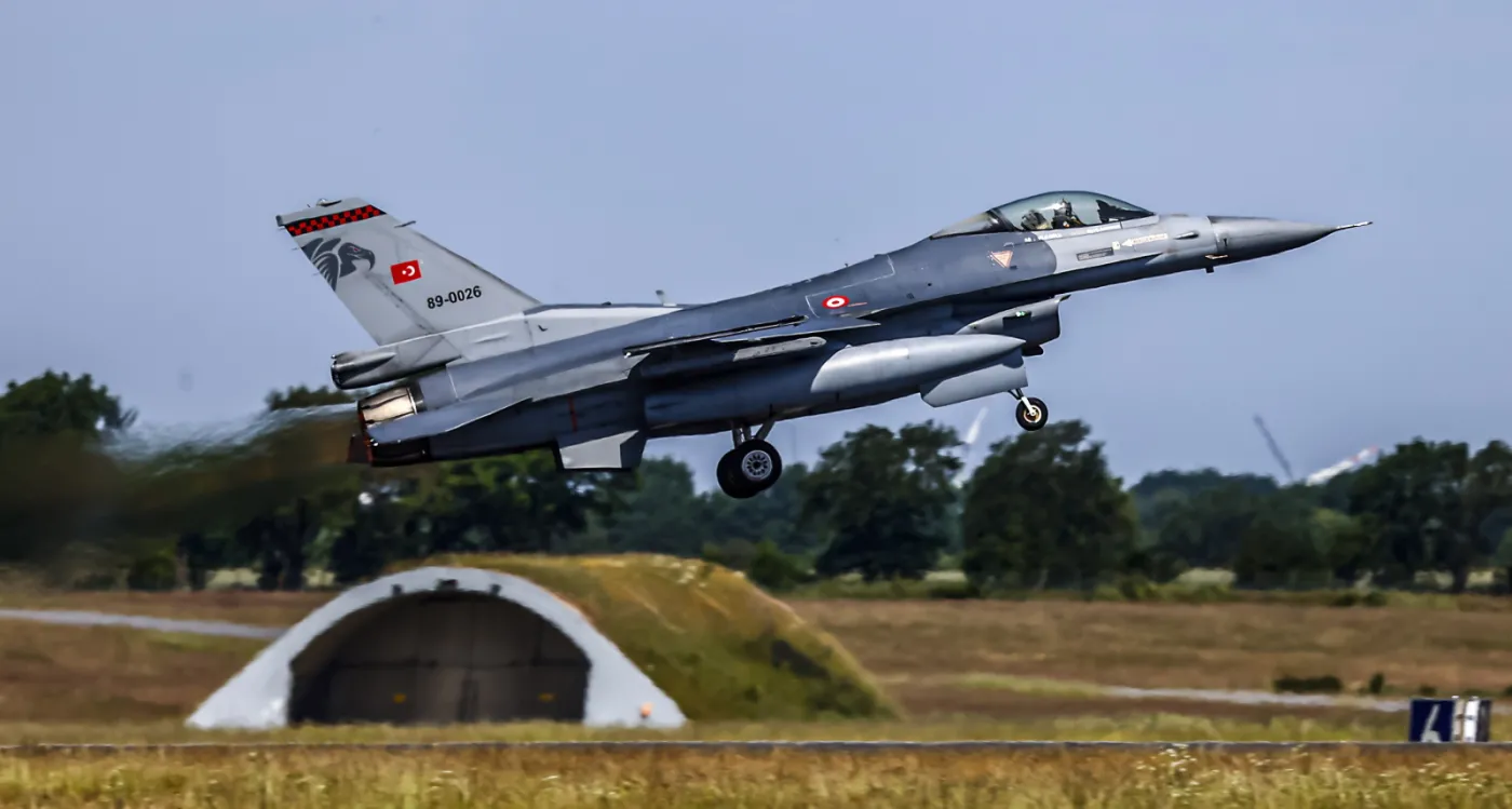 Start tureckiego F-16 w ramach ćwiczeń Air Defender 2023