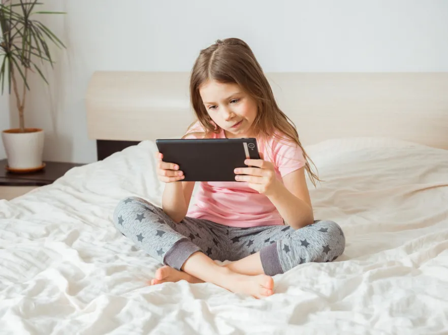 Transmisje na żywo to nie tylko świetna rozrywka. Oto, jakie zagrożenia czyhają na dzieci korzystające ze streamingu