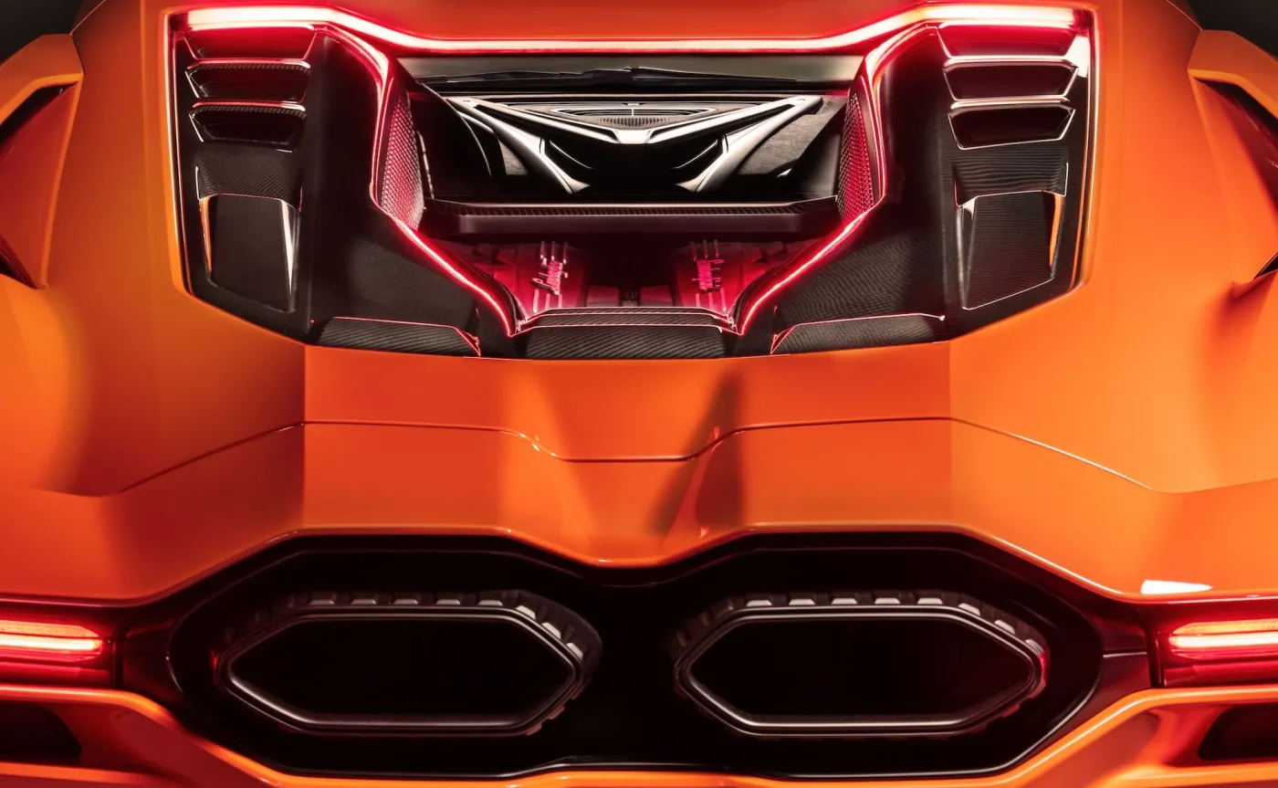 Lamborghini Revuelto szokuje mocą. To pierwsza hybryda plug-in w historii marki