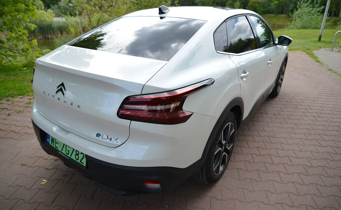Citroen eC4X jeździ o iskierce, ale ceną też zaskakuje
