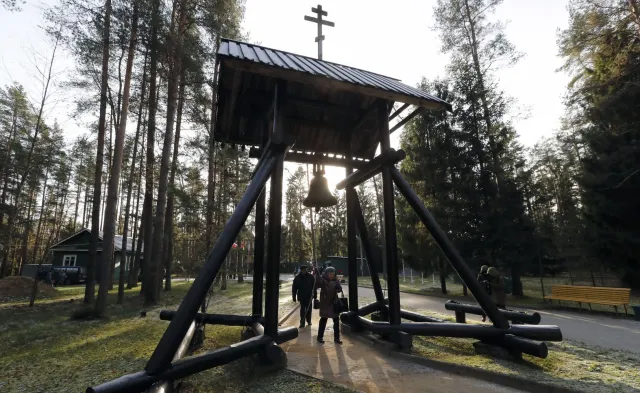 Proputinowscy aktywiści nie wpuścili przedstawicieli Polonii na teren cmentarza ofiar stalinowskich pod Petersburgiem