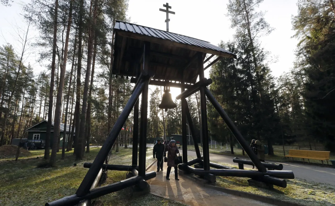 Proputinowscy aktywiści nie wpuścili przedstawicieli Polonii na teren cmentarza ofiar stalinowskich pod Petersburgiem