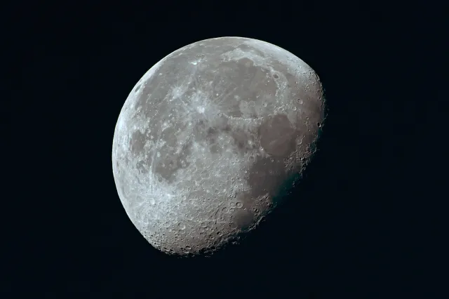 Niezwykłe odkrycie po ciemnej stronie Księżyca. "Tajemnicze struktury"