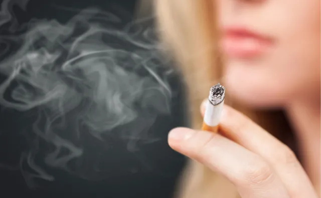 Kobietom trudniej rzucić palenie, bo już dawka nikotyny w 1 papierosie blokuje...