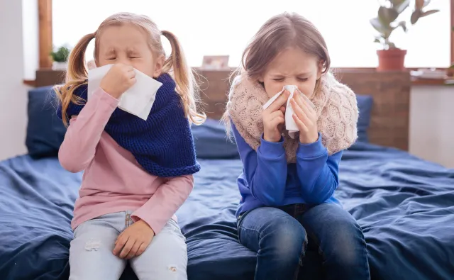 Fala zachorowań wśród dzieci. Ekspert zwraca uwagę na niepokojące zjawiska