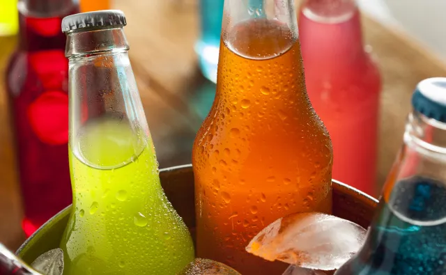 Ludzie na całym świecie piją coraz więcej słodkich napojów. Gdzie (i kto) najwięcej?