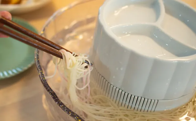 Zatrucie pokarmowe po zjedzeniu "płynącego makaronu". Blisko 900 osób z objawami!