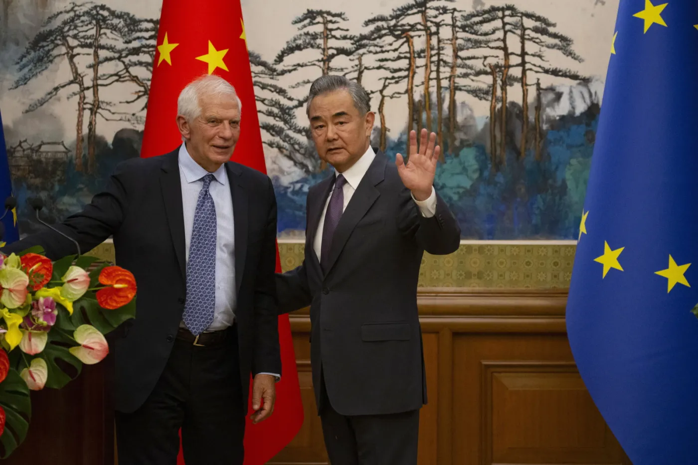 Borrell ma propozycję dla Chin. I marchewka, i kij... dadzą się skusić?