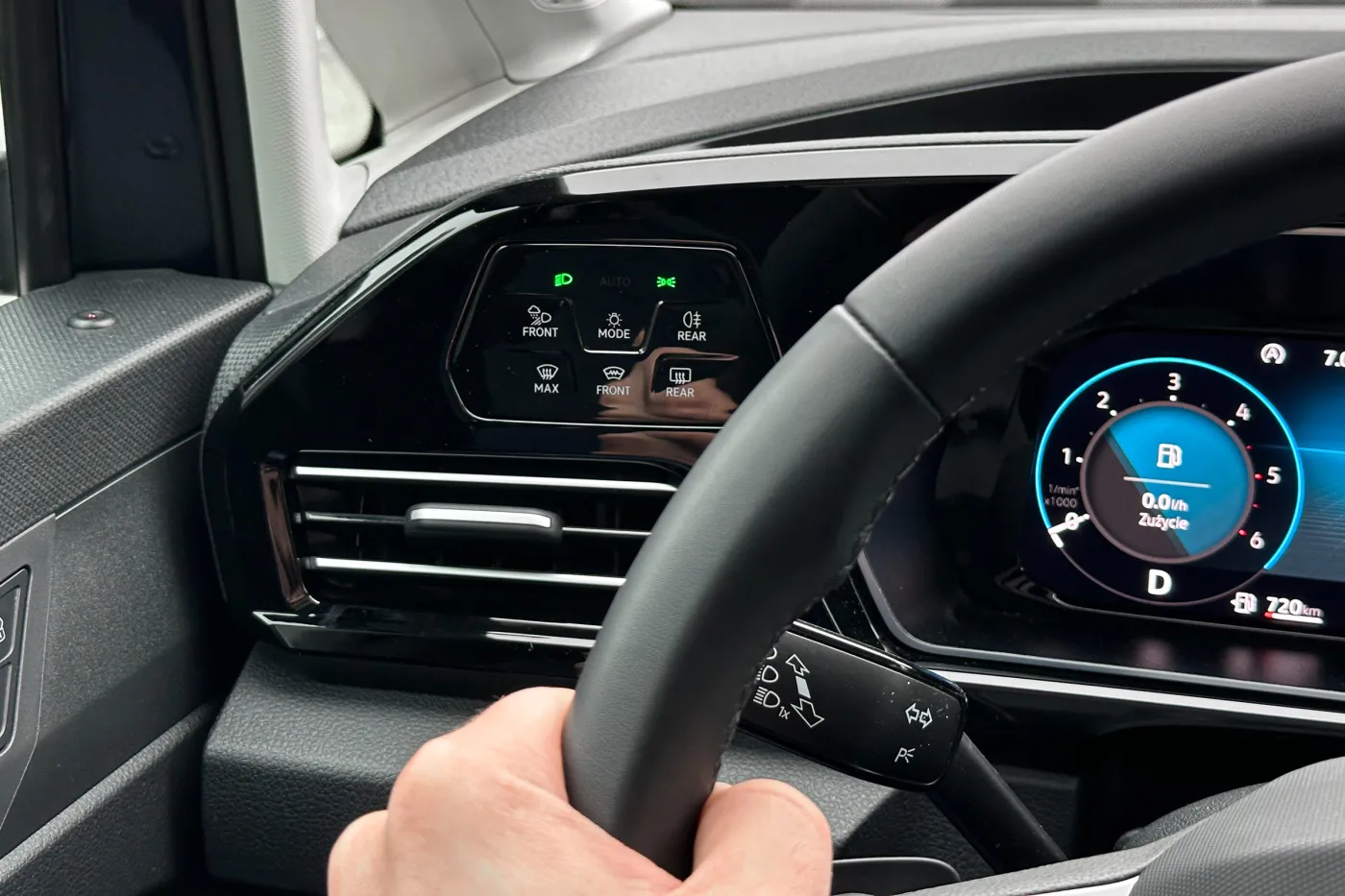 Kierowcy, którzy tak jeżdżą, popełniają błąd. Będzie mandat i nie tylko