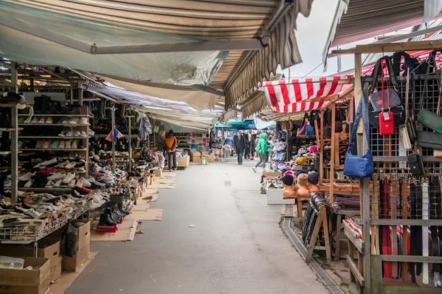 Poczuł ból brzucha. Okazało się, że ktoś postrzelił go na targowisku