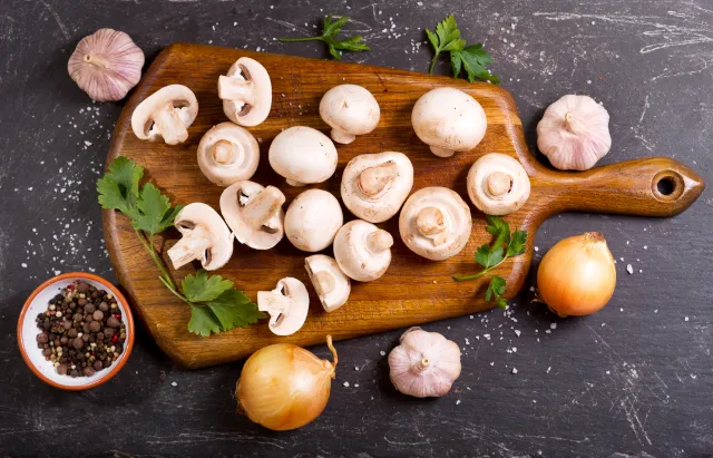 Z pieczarek, bez pieczenia i z cytrusową nutą. Tak robi pasztet Michel Moran [PRZEPIS]