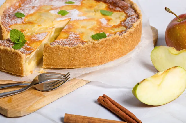 Oto sekret kruchej szarlotki z apetyczną złocistą skórką. Jak ją zrobić? [PRZEPIS]