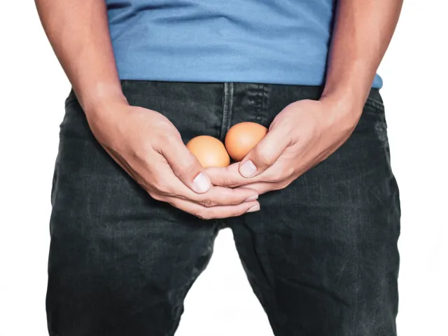 Ten nowotwór dopada głównie młodych mężczyzn. Lekarze apelują: Badaj jajka!