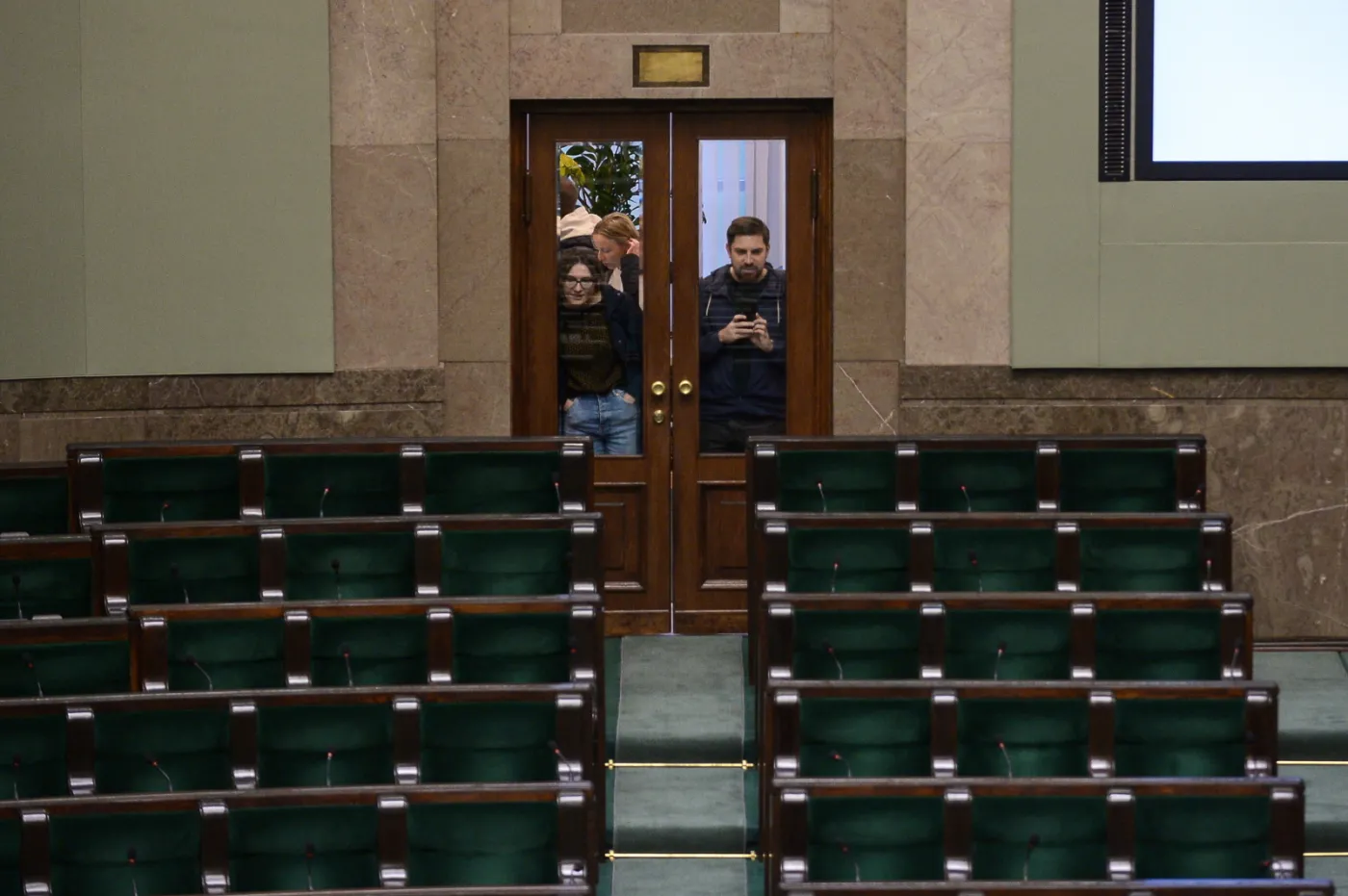 zwiedzający w Sejmie