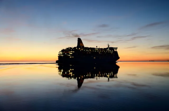 Desant z helikoptera i atak motorówek. Tak rebelianci z Jemenu zajęli statek [WIDEO]