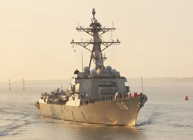 Amerykański niszczyciel zaatakowany dronami z Jemenu. Okręt odpowiedział ogniem